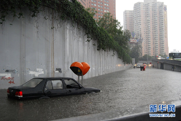 百年一遇暴雨襲北京 公交車被淹只見車頂